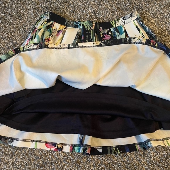 5/$25 ALYA pleated mini skirt in floral design size small - Picture 6 of 8